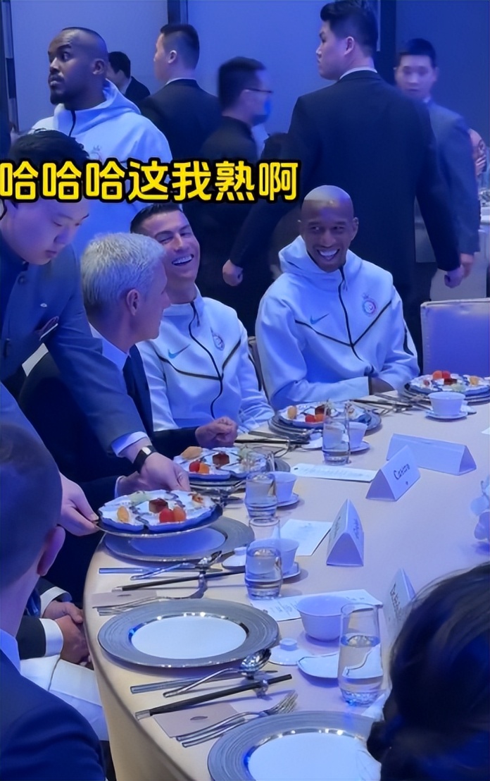 C罗参加晚宴,导演郭靖宇弟弟杨志刚与其同桌,演员岳丽娜也来了