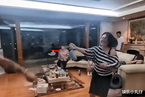 小S具俊晔贴身热舞画面公开!大S平躺一动不动,小玥儿蜷缩害怕