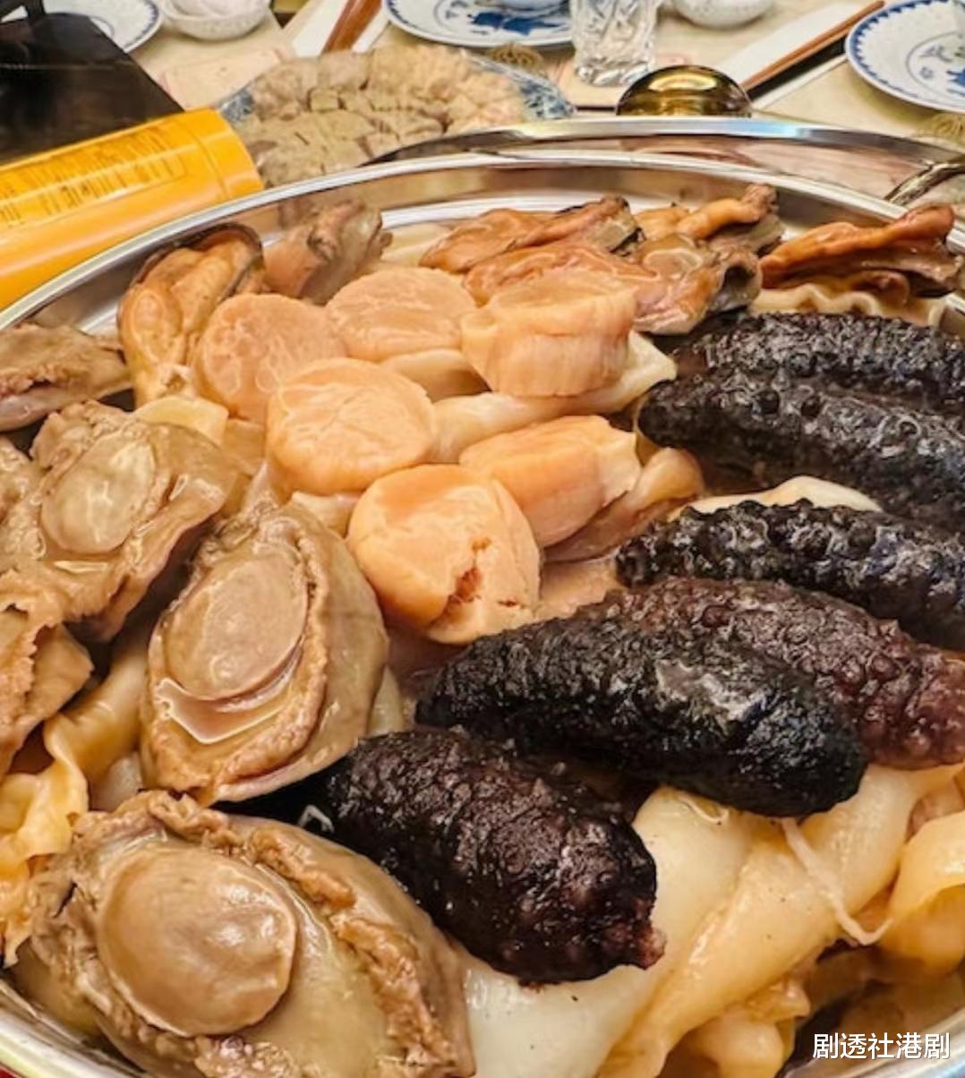 |出狱后心情大好!TVB知名男星成功融入富贵女友家中,齐齐吃开年饭