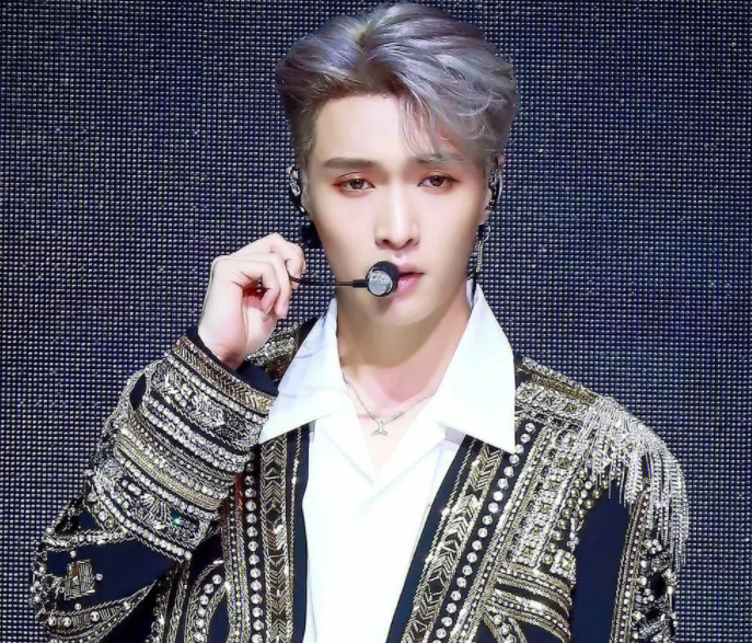 张艺兴|姐弟恋?张艺兴李沁疑恋情曝光!十指相扣漫步街头好甜蜜