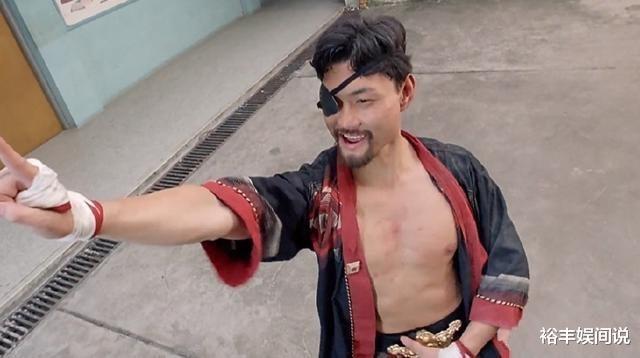 65岁周比利正式复出影坛!现身重庆与妻子庆生,当众亲吻好恩爱