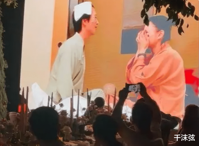 窦骁|窦骁床上向女友求婚!何超莲不满意场地,丢掉婚戒床上打滚抱怨