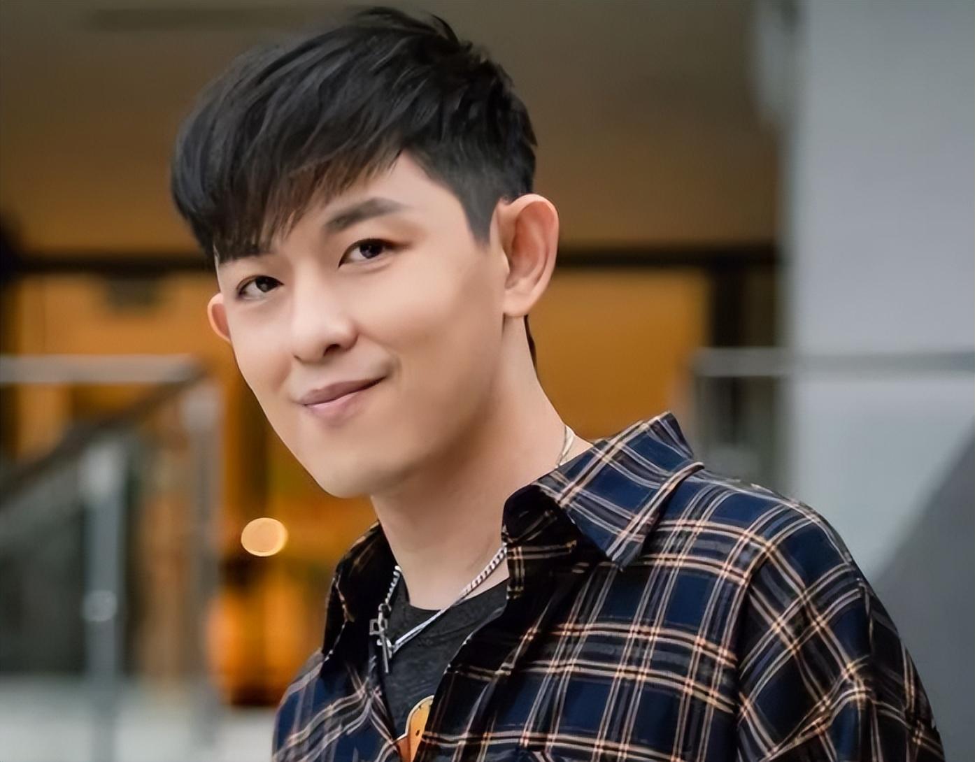 敖犬|资深男星敖犬受邀上小S节目大方公开恋情，现场求婚成功