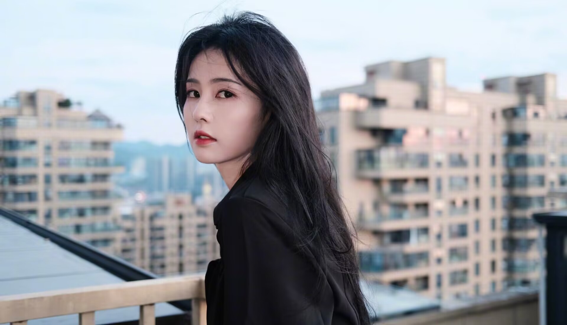 白鹿首部谍战剧启动，被爆与成毅、韩东君领衔，角色人设量身定做