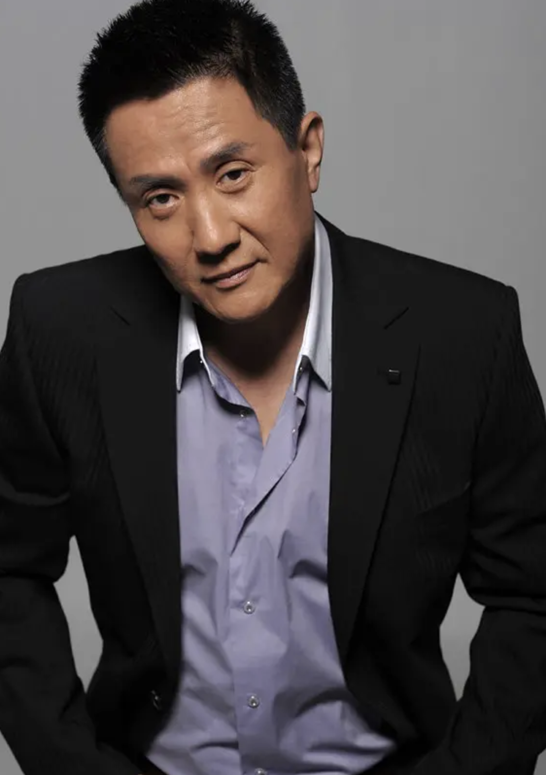 演员张志坚:62岁才大红,娶了忠实粉丝为妻,活成一股清流