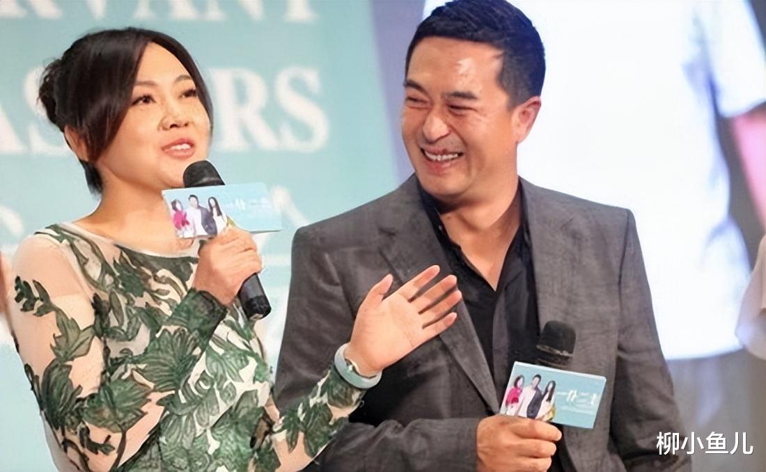 那一天,闫妮和张嘉译在片场练习吻戏,闫妮突然闻了闻说……