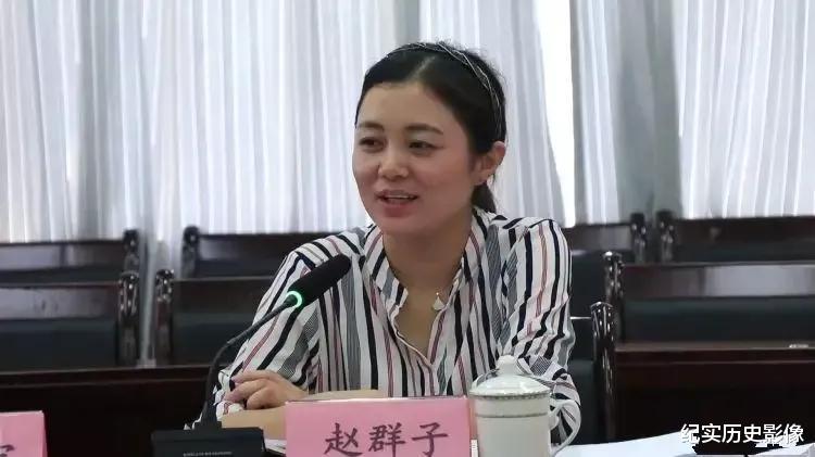 荷花|美女火箭提拔舅舅是县委书记，7年时间官至副县长，荷花仙子出道