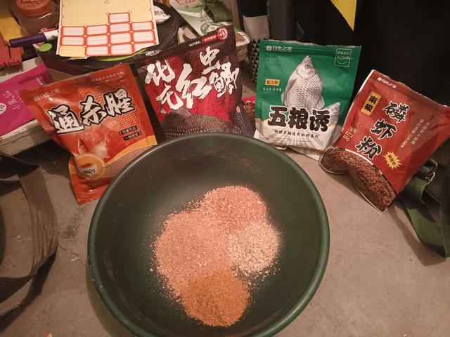 饵料|2023第一钓，面食配红虫，上鱼不再愁