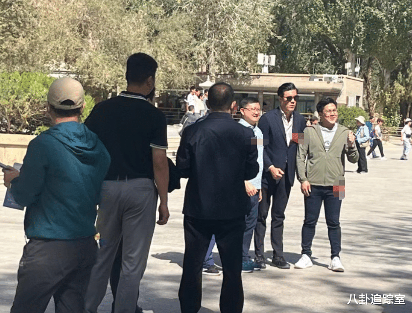 霍启刚敦煌被偶遇,与三美女合影表情超开心,网友:郭晶晶快管管