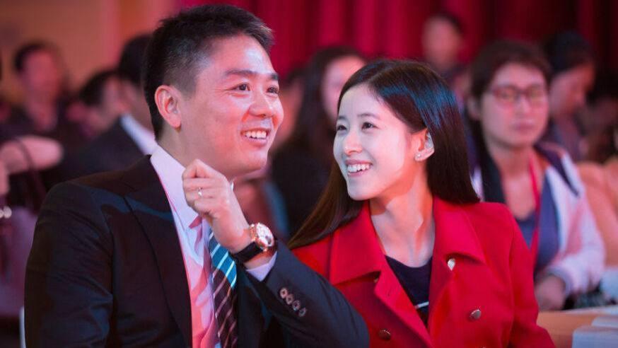 章泽天|刘强东章泽天现身英国穿情侣装挽手散步，互动甜蜜让人看到了真爱