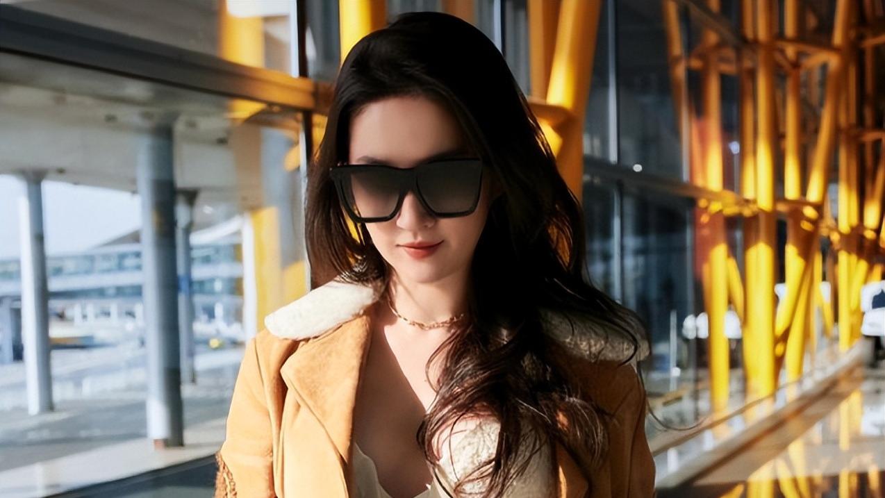 刘亦菲出发巴黎NBA，穿抹胸短裙不怕冷，瘦身成功，韵味不减！