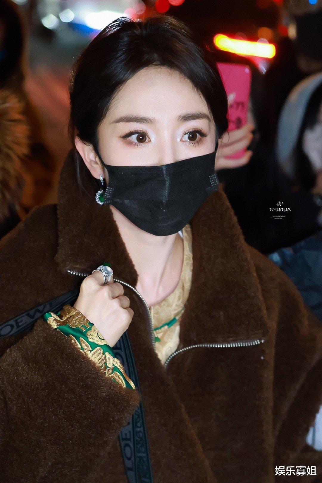 杨幂龙年春晚联排下班,红色美甲搭配绿色戒指、耳饰,贵气又时髦