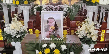曝周海媚追思会现场照片!照片细节已经确定,殡仪馆布置人回应