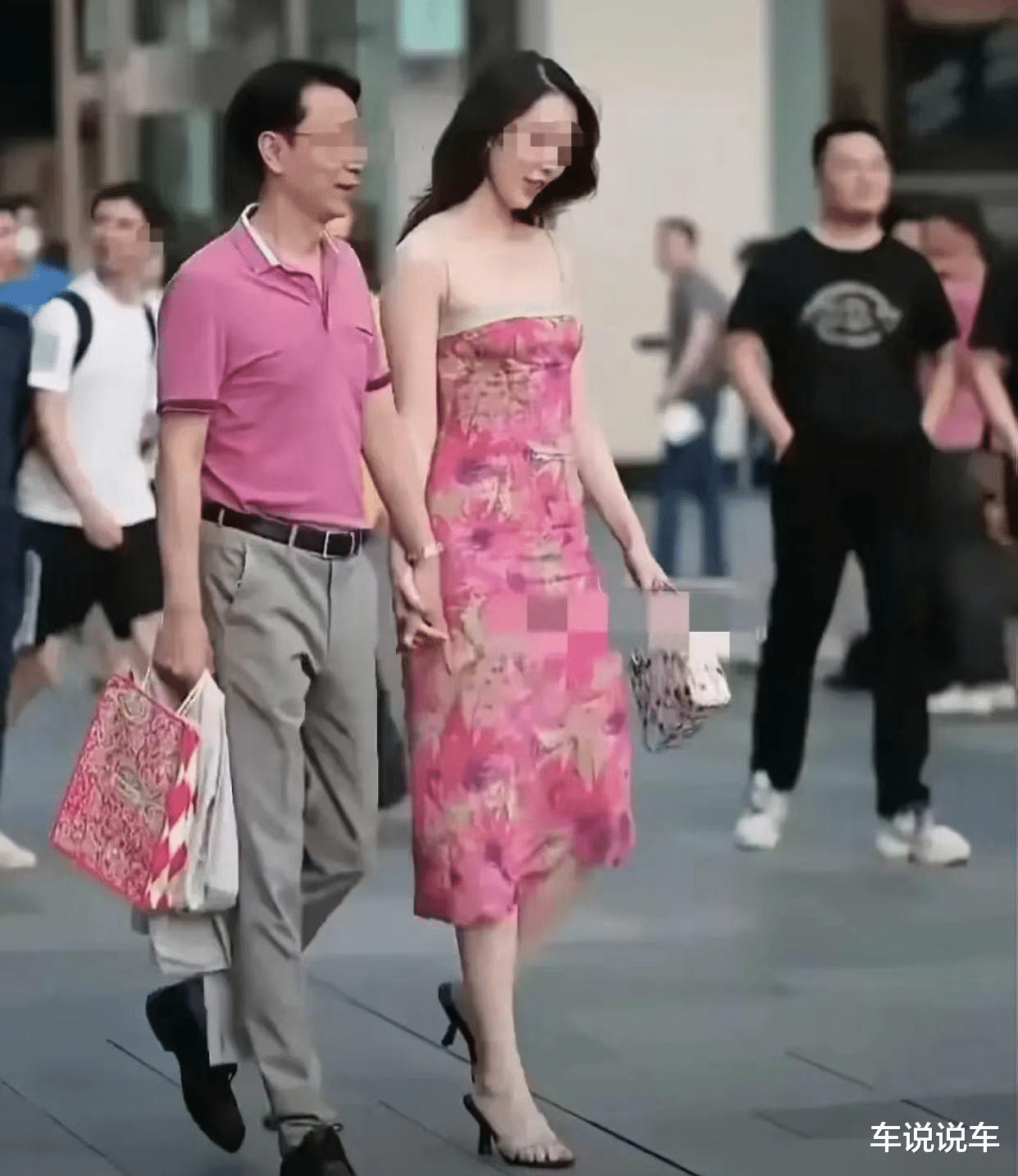 董小姐|秀恩爱死得快！胡总牵情人逛街被拍，女主更多私密照妩媚动人