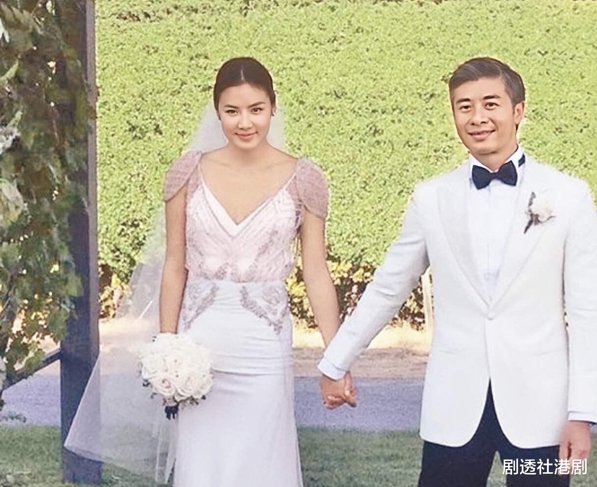 香港知名女星正式宣布离婚,结束人生第二段婚姻,不涉及第三者