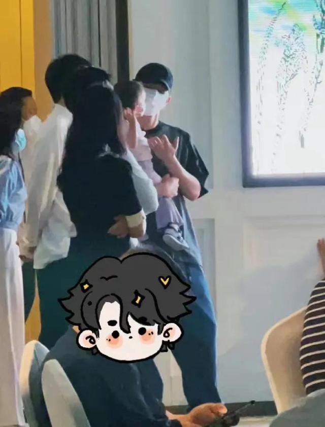 邓伦近况,发福认不出,开火锅店谋生,被曝隐婚生女遭圈内人疏远