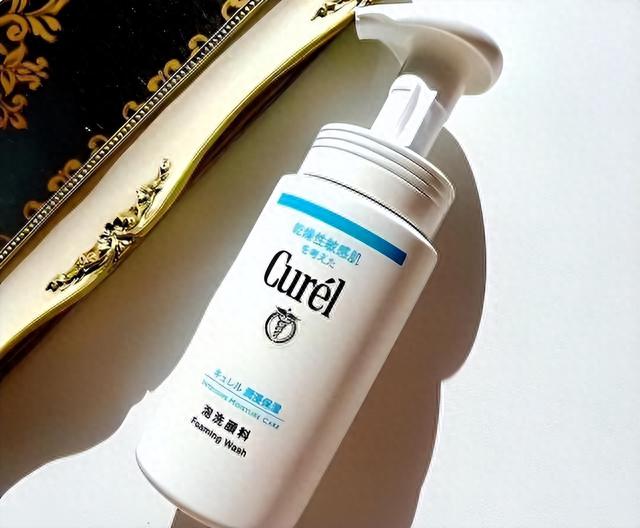 水嫩肌肤的秘密武器：3款热门深层补水抗氧化的洗面奶测评推荐！