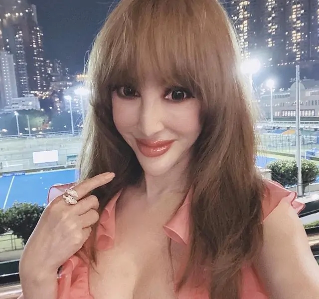 表面上是TVB万年女配，实际上是富家千金，坐着豪车进剧组吃盒饭