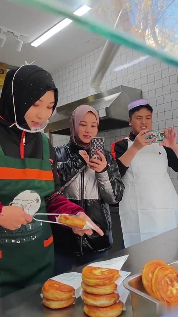 任贤齐哈尔滨买宫廷饼被热议,卖饼小妹实力抢镜,网友说买贵了