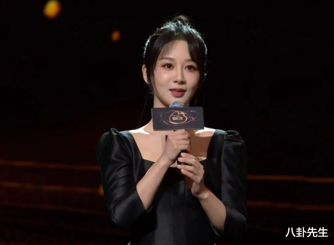 微博之夜|微博之夜丑造型真不少:刘亦菲关晓彤露肩裙显胖,谷爱凌袖套抢镜