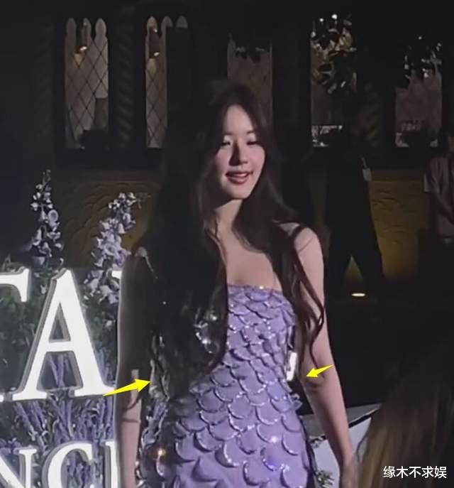 24岁赵露思人鱼造型直播,生图显黑太臃肿,四肢粗壮如胖20斤!