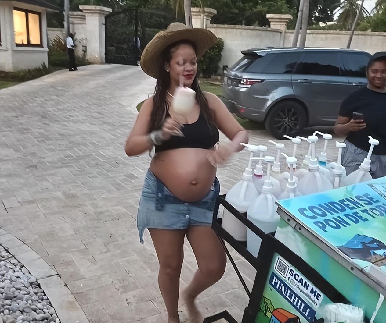 44岁金大姐挺四胎孕肚出街!裤子拉链都拉不上,被纹身男老公牵着