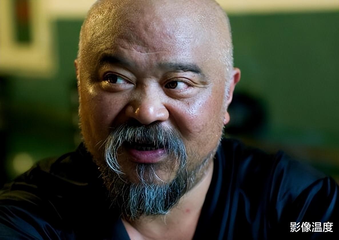 李琦|68岁演员李琦：胡子全白摆摊卖烤串，一串卖50元，评论区一片骂声