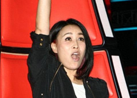 助理徒手接“口水”，工作人员帮扇风，内娱的畸形你根本想象不到