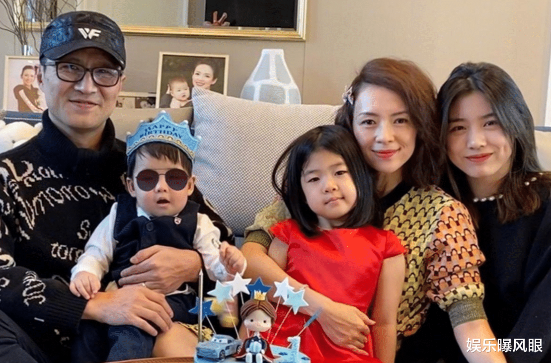 章子怡携儿女采购超多衣服，3岁儿子真容首曝光，醒醒晒成小黑娃