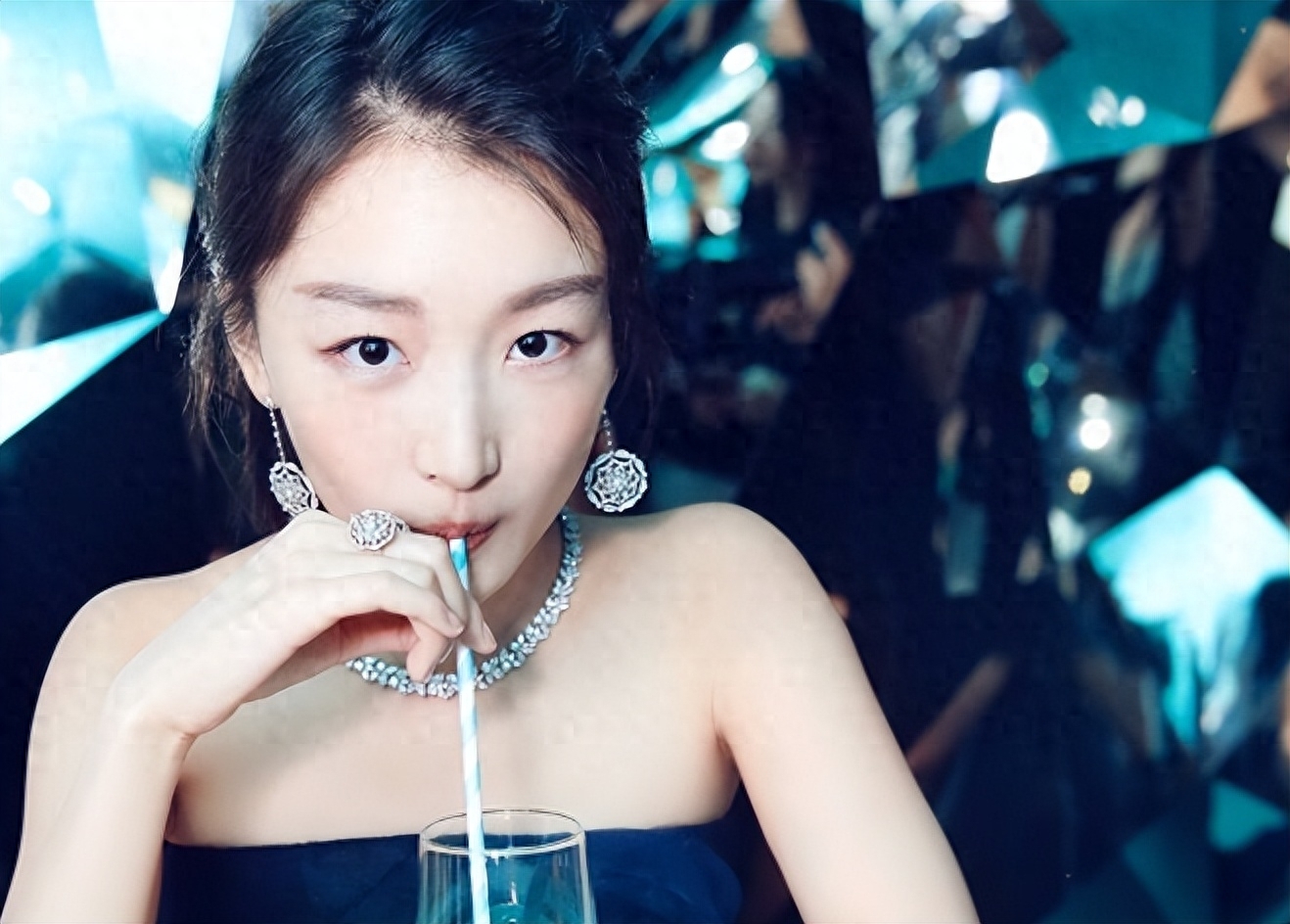 私生活混乱,不拉窗帘与男友玩“拔萝卜”,周冬雨还是暴露了本性