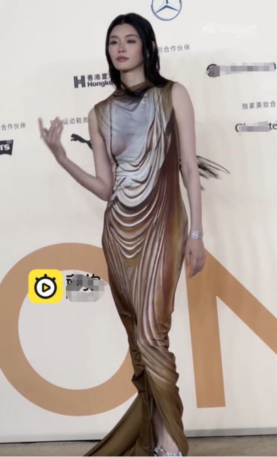Vogue红毯：热巴腰臀比夸张，娜扎大胆，奚梦瑶贵妇，倪妮肌肉臂