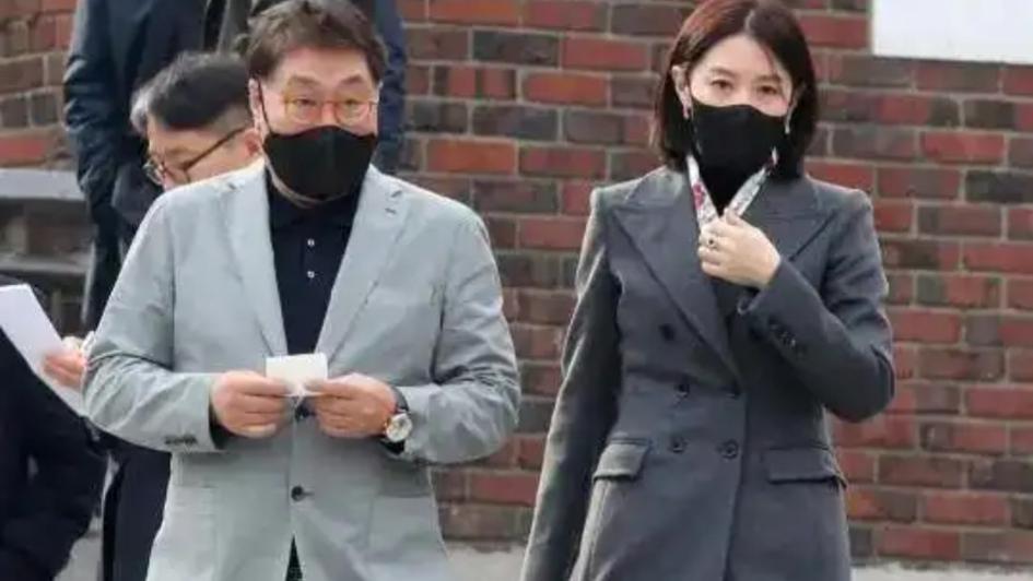 52岁李英爱复出状态像25，西装短发太飒了！嫁百亿豪门却愿当“农妇”