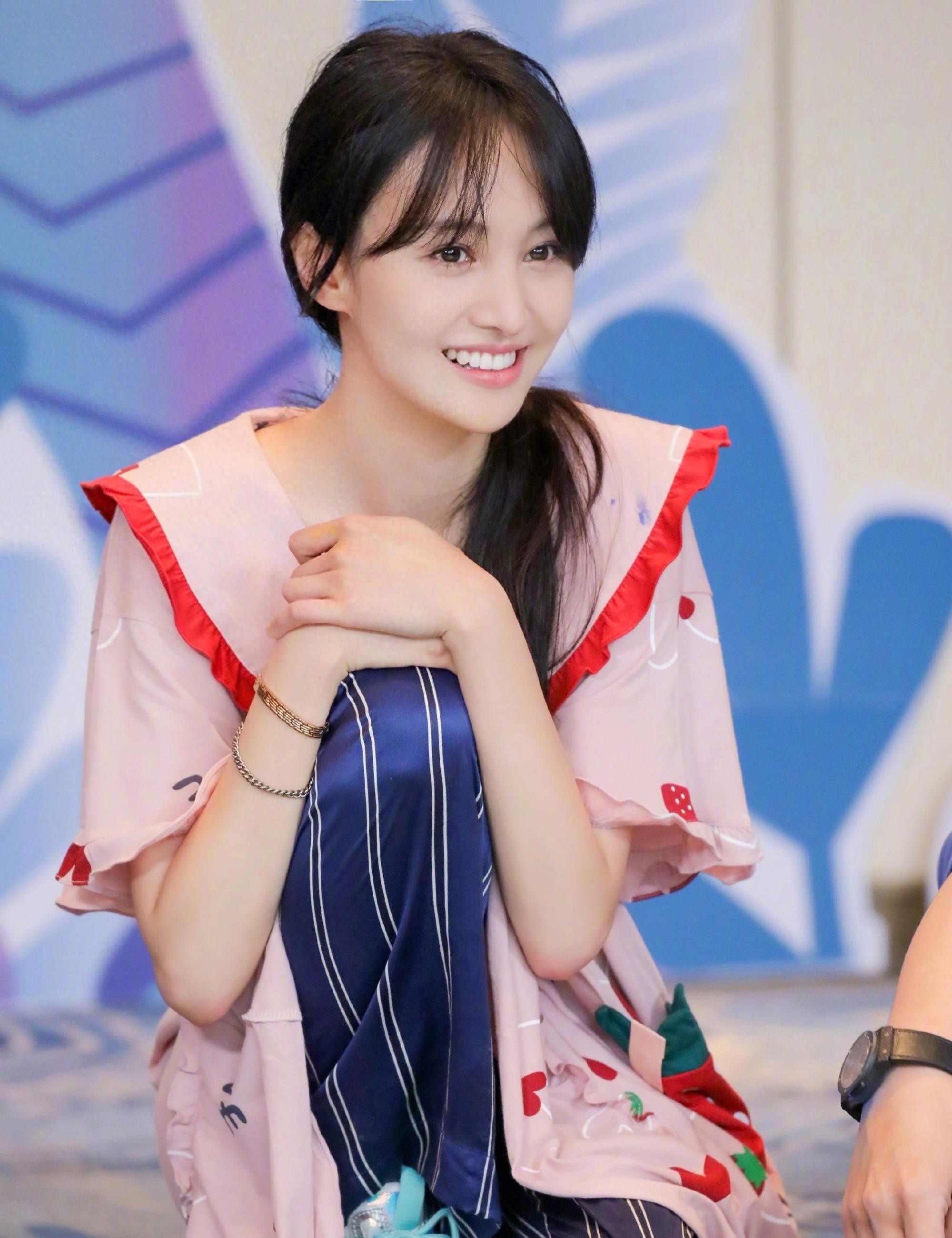 有种“整容”叫郑爽退圈,被封杀两年后,再次出现她像换了一个人