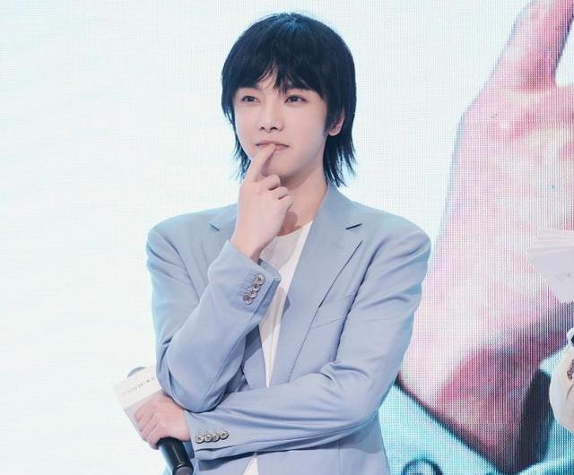 华晨宇|歌手华晨宇加入LGD,成为青训选手,ID花傲天将出战各大赛事