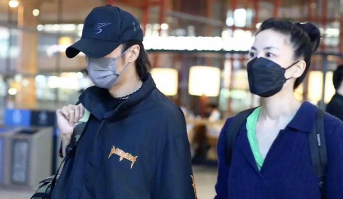 53岁王菲生图曝光,面部憔悴发际线后移,小腹微隆被疑怀孕