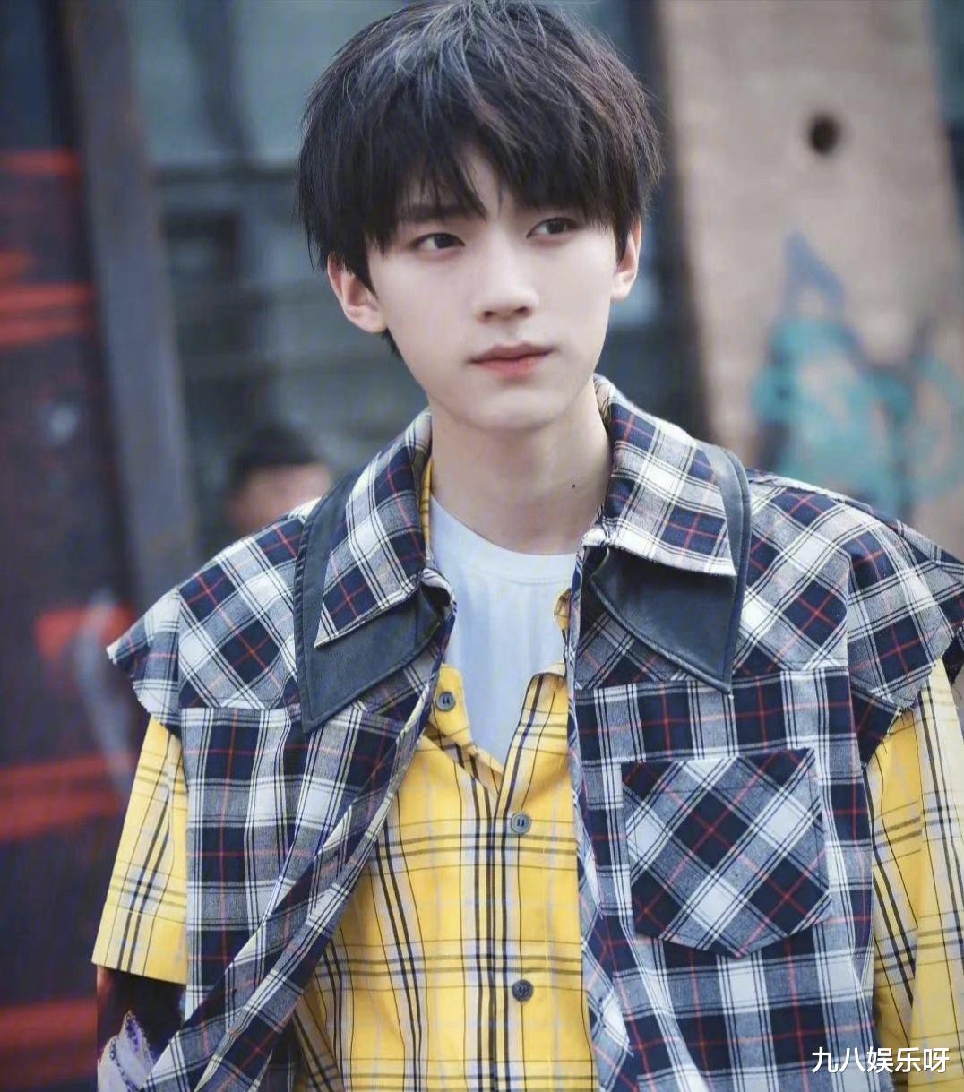 王鹤棣粉丝“爬墙”陈哲远、周翊然,新晋男神出现了