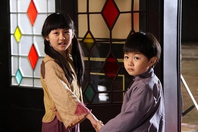 6岁就被成龙抱着上春晚,却因长残最后被骂退圈,如今她长什么样