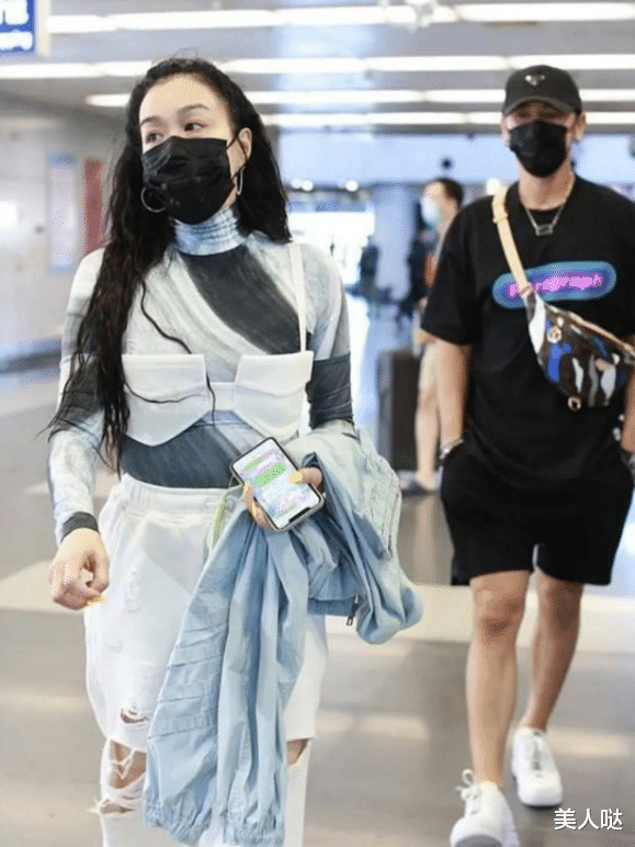 钟丽缇豁出去了!“内衣外穿”走机场,53岁老阿姨美成真人芭比