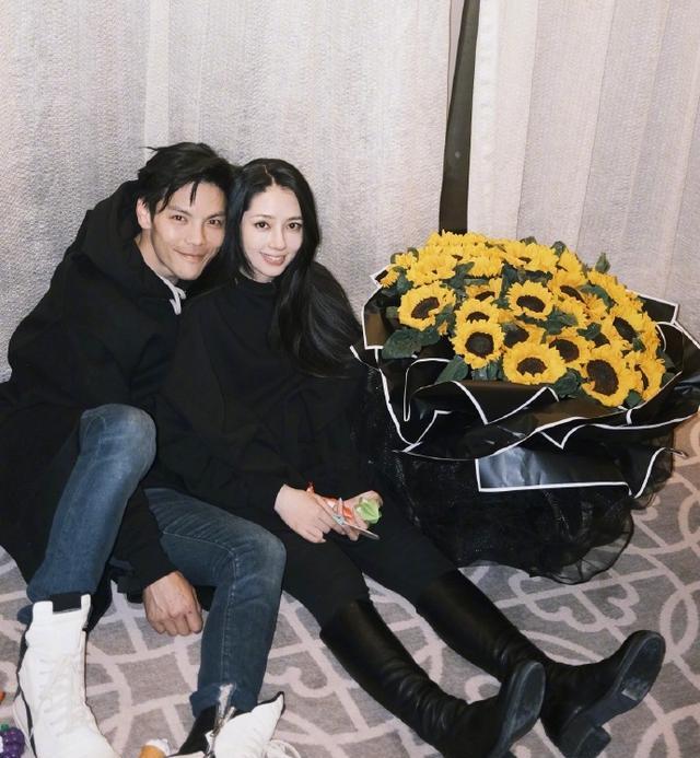 鲍蕾|向佐脸颊凹陷、身形暴瘦现身直播间，与昔日健硕身形相距大