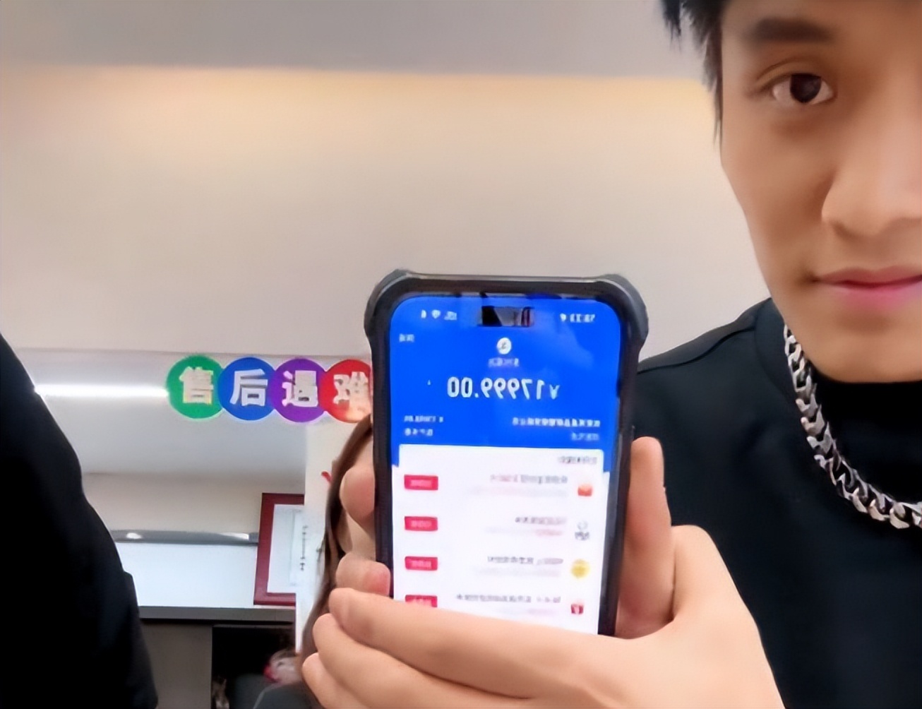 小杨哥要签约大网红卓仕琳,初次见面送四个LV,颜值碾压爱徒乔妹