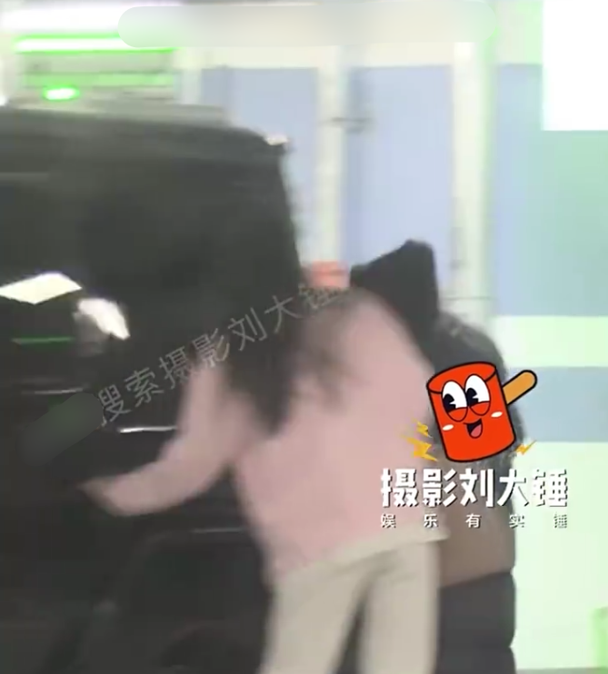 王宝强|王宝强与冯清外出，闷闷不乐疑耍脾气，被女友牵着就像妈妈带小孩