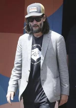 58岁基努里维斯停下为粉丝签名,胡子发白,脚上鞋子穿了多年