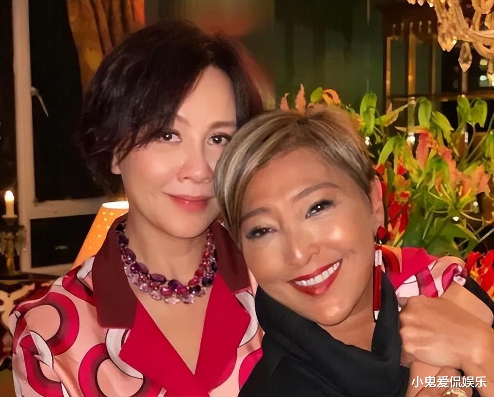 刘嘉玲闺蜜为梁朝伟庆生引争议,又亲又搂,大腿勾着大腿