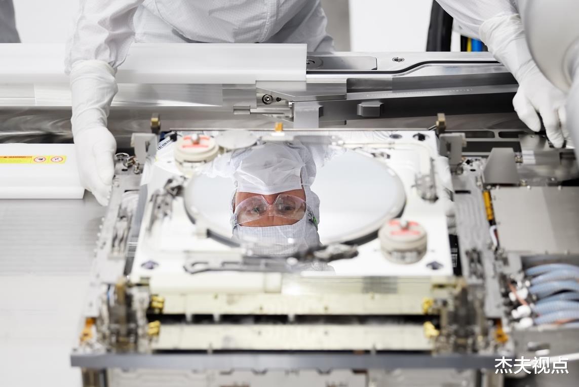 芯片管制附加作用：除了设备限制出口外，中国公民求职也受限制