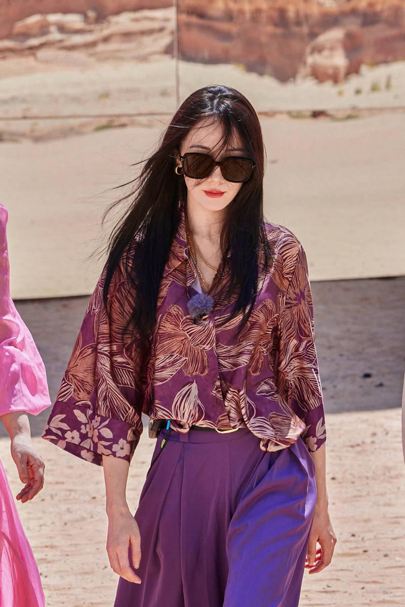 热巴现身沙漠美貌吸睛，戴墨镜抹红唇气场强