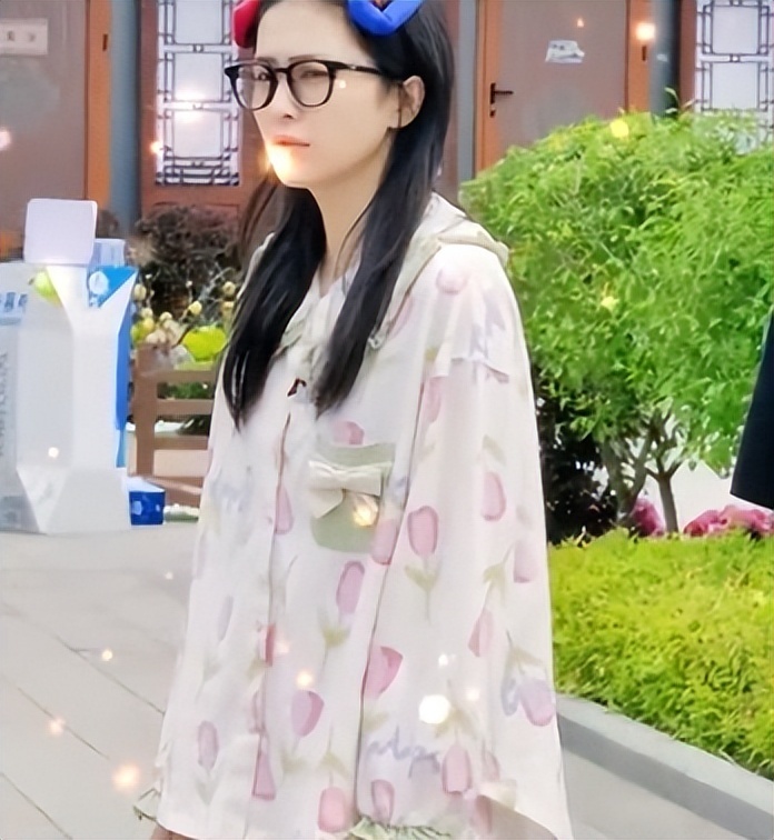 白鹿|网曝白鹿奔跑吧素颜照，穿粉白色冰丝碎花睡衣，邻家少女清纯可人