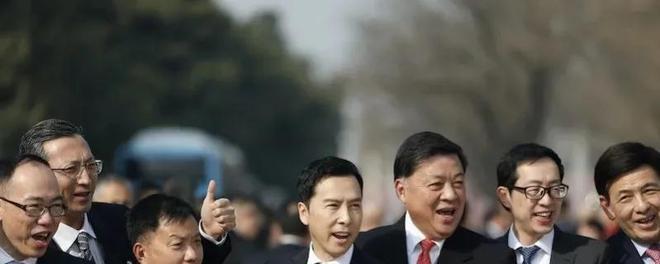 甄子丹|明星参加重要会议,甄子丹站得笔直略显拘谨,靳东真成老干部了