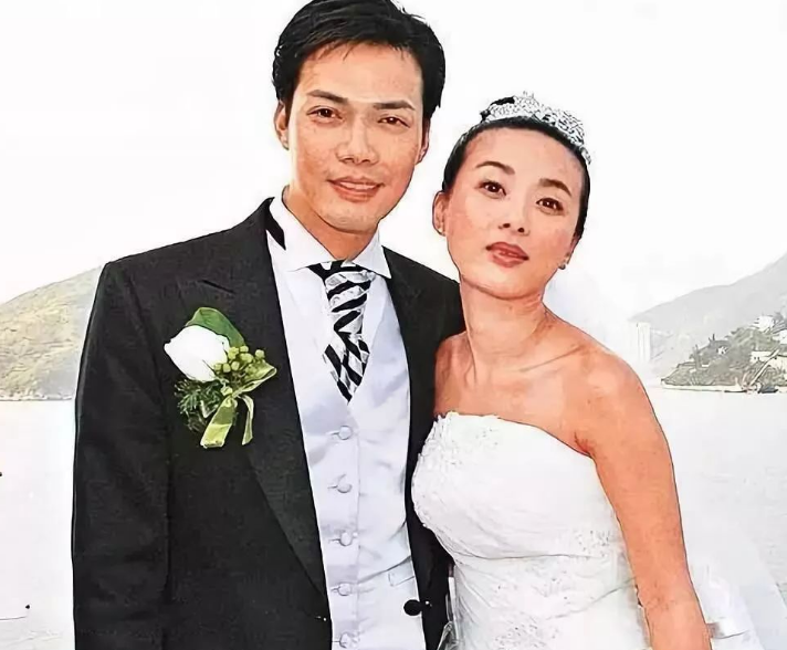 17岁出道42岁大红，帅气港星谢天华老婆不够美，人生却渐入佳境