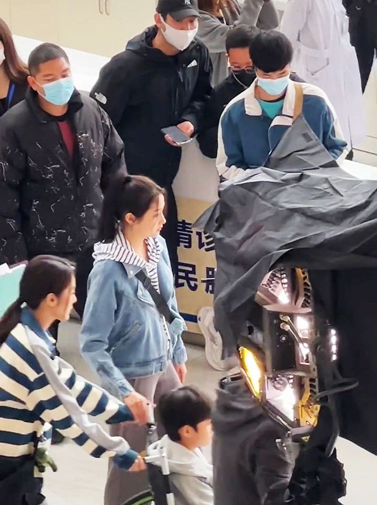 关晓彤|成都:关晓彤医院拍戏被偶遇,身材丰润有女人味,“今年才25岁”