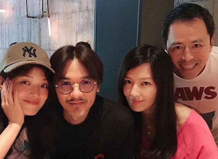 舒淇|冯德伦春节晒夫妻合影秀恩爱,46岁舒淇秀发毛糙,好多白发太真实